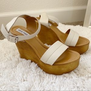 🌿 Steve Madden strappy wedges